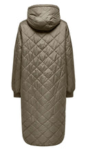 Load image into Gallery viewer, New Sandy Quilt Coat
