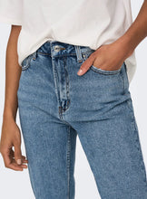 Load image into Gallery viewer, Emily Straight Leg Light Denim Jean
